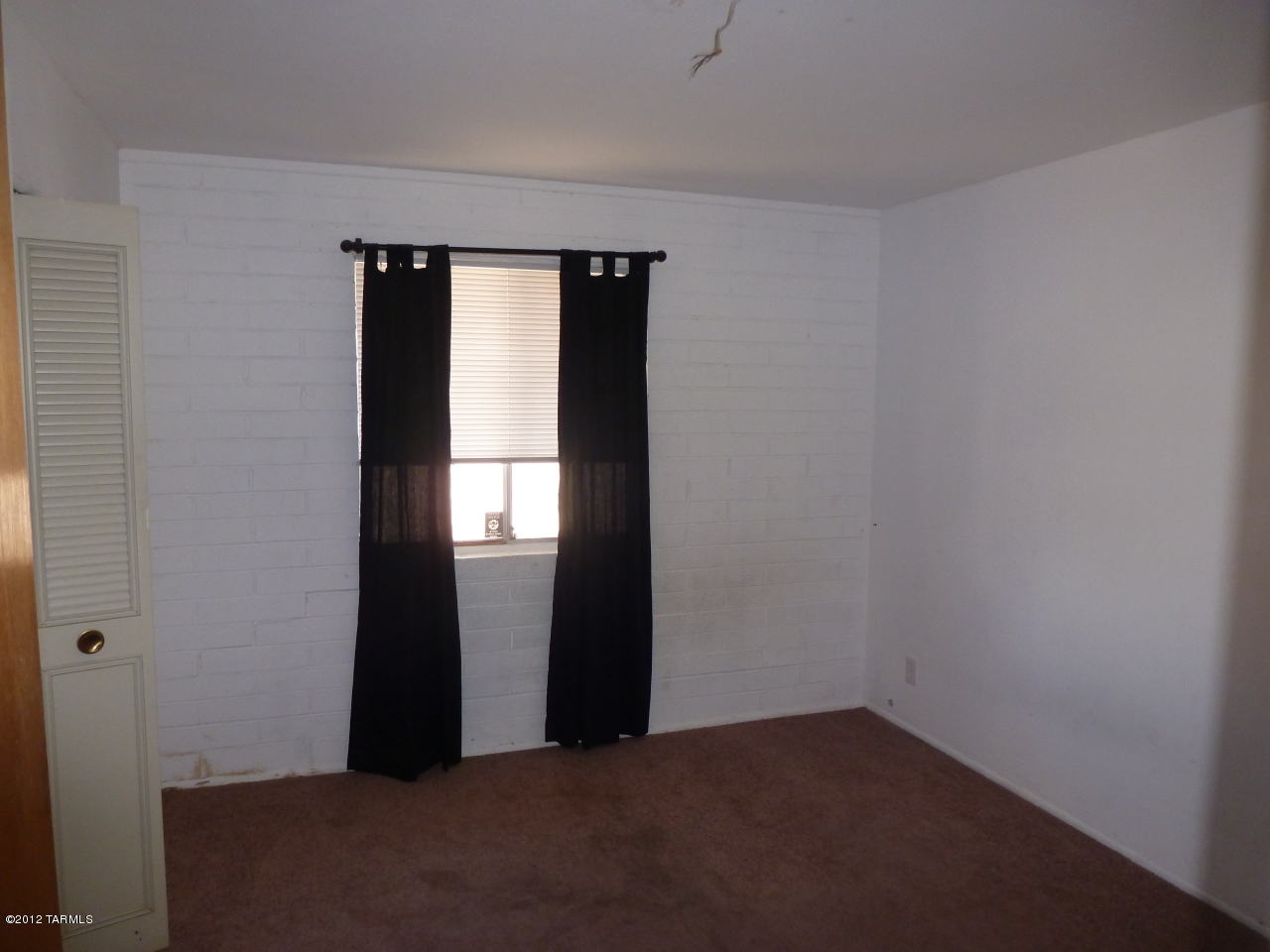 2061 West Merlin Road Tucson, AZ 85713 - Photo 5 of 11 a view of empty room with window