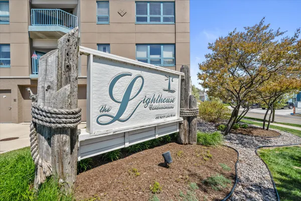 $1,199,998 | 415 Lake Street, Unit 701702, Port Washington, WI 53074