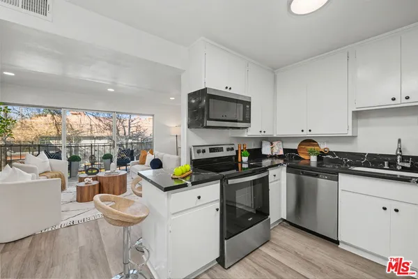 $2,995 | 14850 Hesby Street, Unit 203, Sherman Oaks, CA 91403