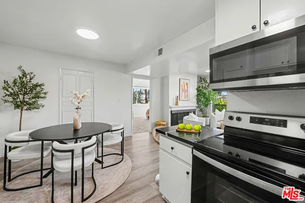 $2,995 | 14850 Hesby Street, Unit 203, Sherman Oaks, CA 91403