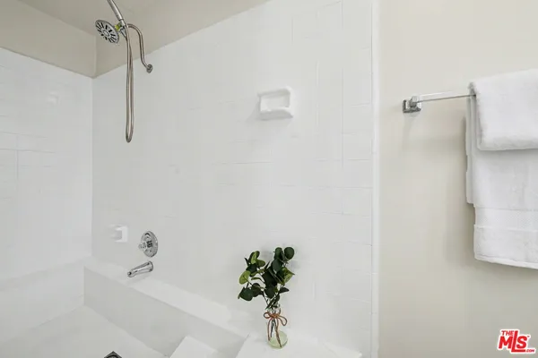 $2,995 | 14850 Hesby Street, Unit 203, Sherman Oaks, CA 91403