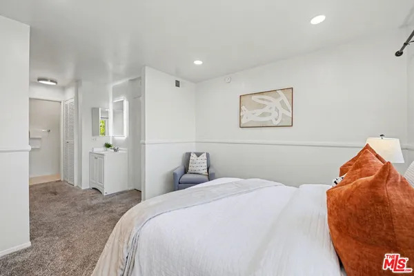 $2,995 | 14850 Hesby Street, Unit 203, Sherman Oaks, CA 91403