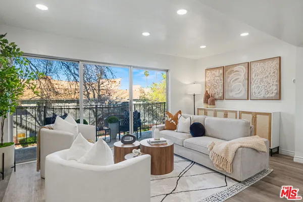 $2,995 | 14850 Hesby Street, Unit 203, Sherman Oaks, CA 91403