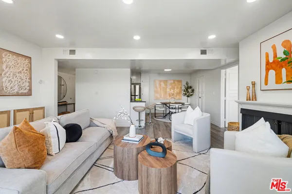 $2,995 | 14850 Hesby Street, Unit 203, Sherman Oaks, CA 91403
