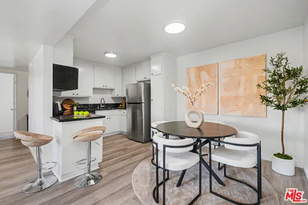 $2,995 | 14850 Hesby Street, Unit 203, Sherman Oaks, CA 91403