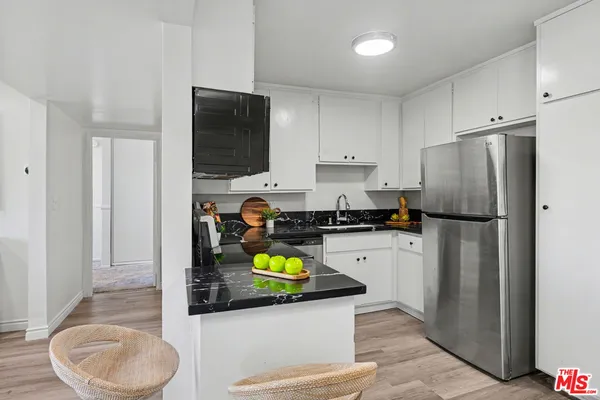 $2,995 | 14850 Hesby Street, Unit 203, Sherman Oaks, CA 91403