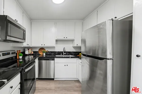 $2,995 | 14850 Hesby Street, Unit 203, Sherman Oaks, CA 91403