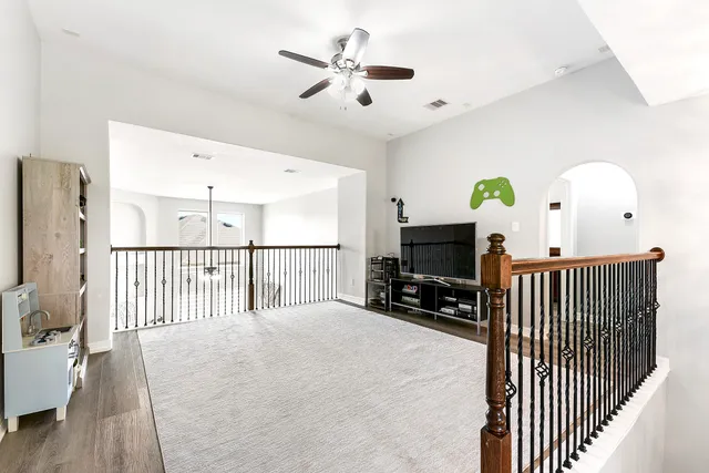a view of livingroom with furniture