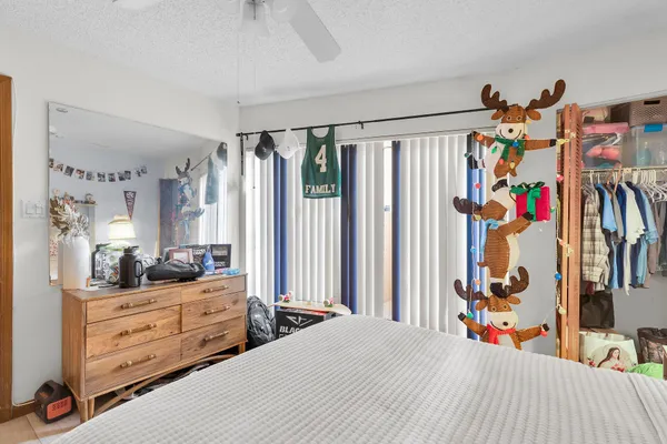 a bed room with a bed and a closet