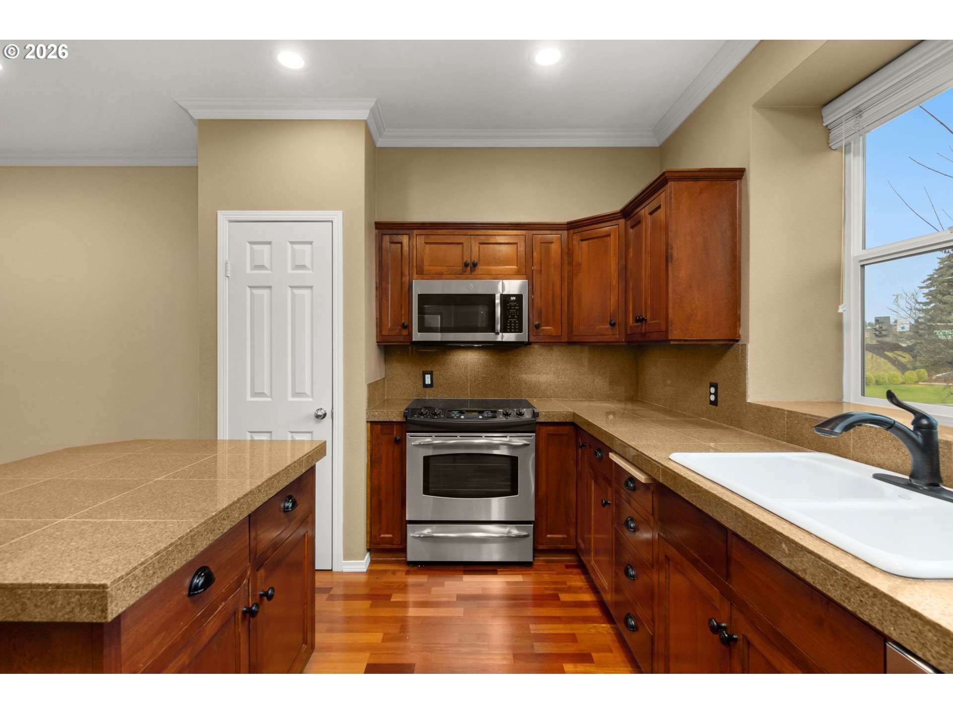 1814 Southeast Cutter Lane Vancouver, WA 98661 - Photo 11 of 40 a kitchen with a sink stove and microwave