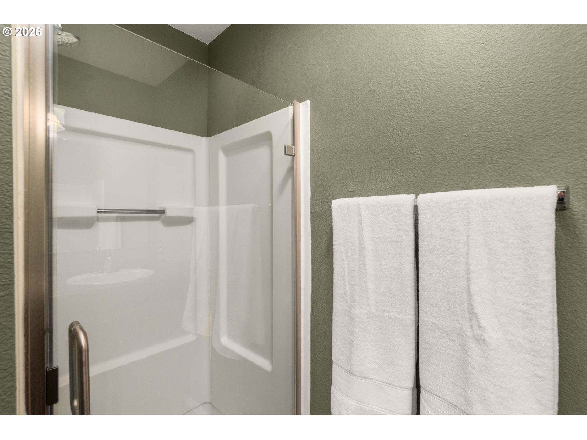 1814 Southeast Cutter Lane Vancouver, WA 98661 - Photo 18 of 40 a bathroom with a shower