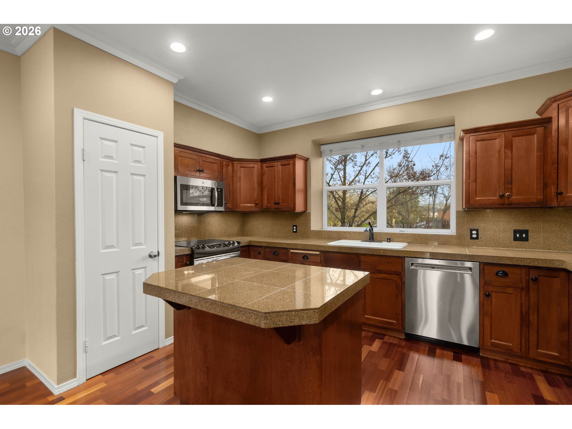 1814 Southeast Cutter Lane Vancouver, WA 98661 - Photo 10 of 40 a kitchen with stainless steel appliances granite countertop a sink stove and refrigerator