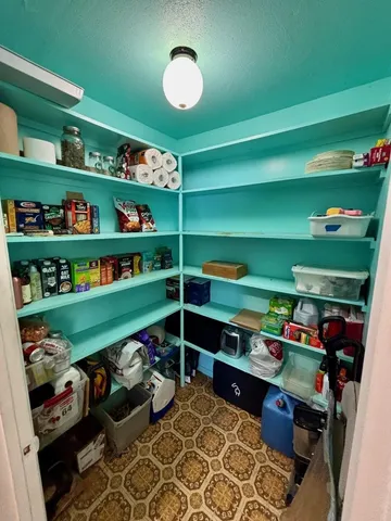 a room with lots of different kinds of flowers