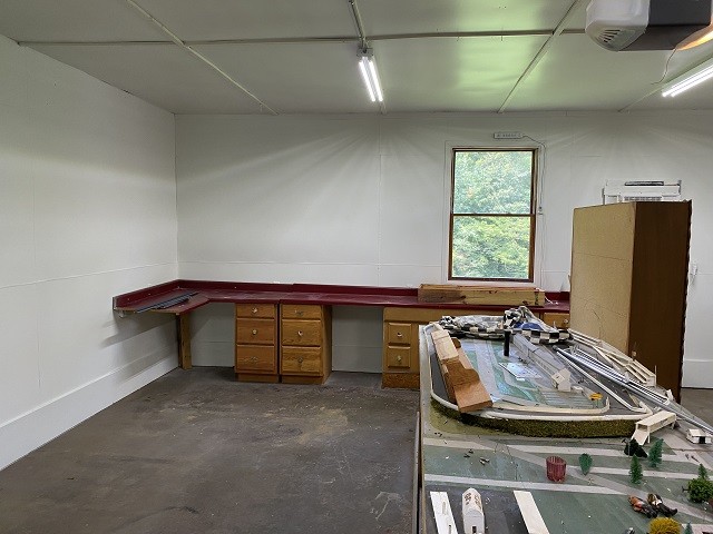 398 Azbill Road Lexington, TN 38351 - Photo 37 of 40 a room with furniture and window