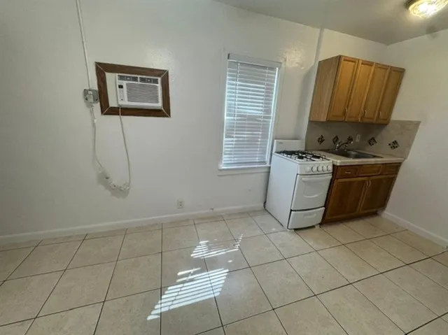 $1,150 | 1822 Dixianna Street, Unit 14, Hollywood, FL 33020