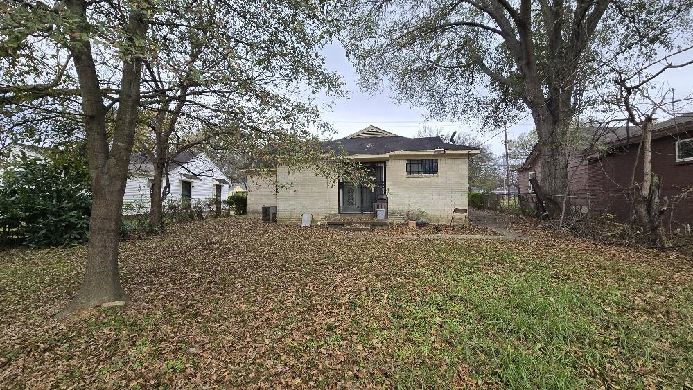 3162 Ford Road Memphis, TN 38109 - Photo 3 of 17 a front view of a house with a garden