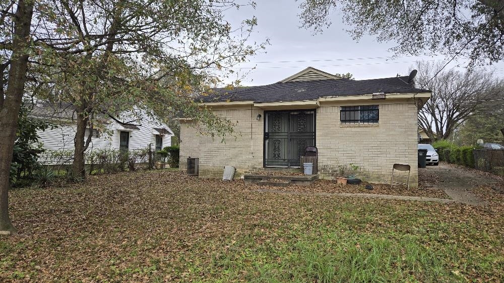 3162 Ford Road Memphis, TN 38109 - Photo 4 of 17 a front view of a house with a yard