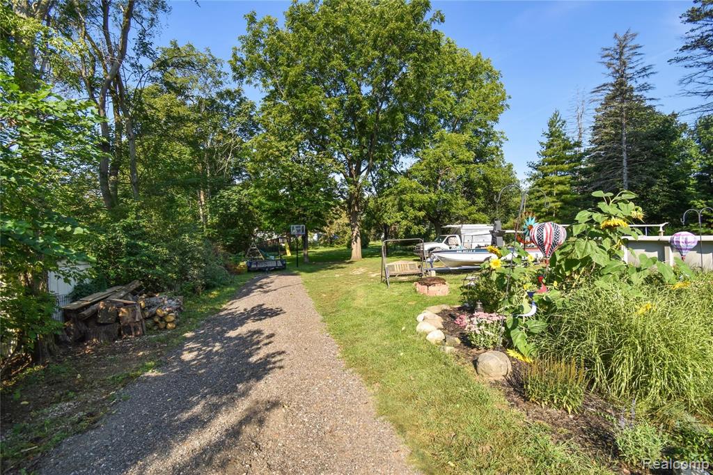 431 Deland Road Flushing, MI 48433 - Photo 4 of 29