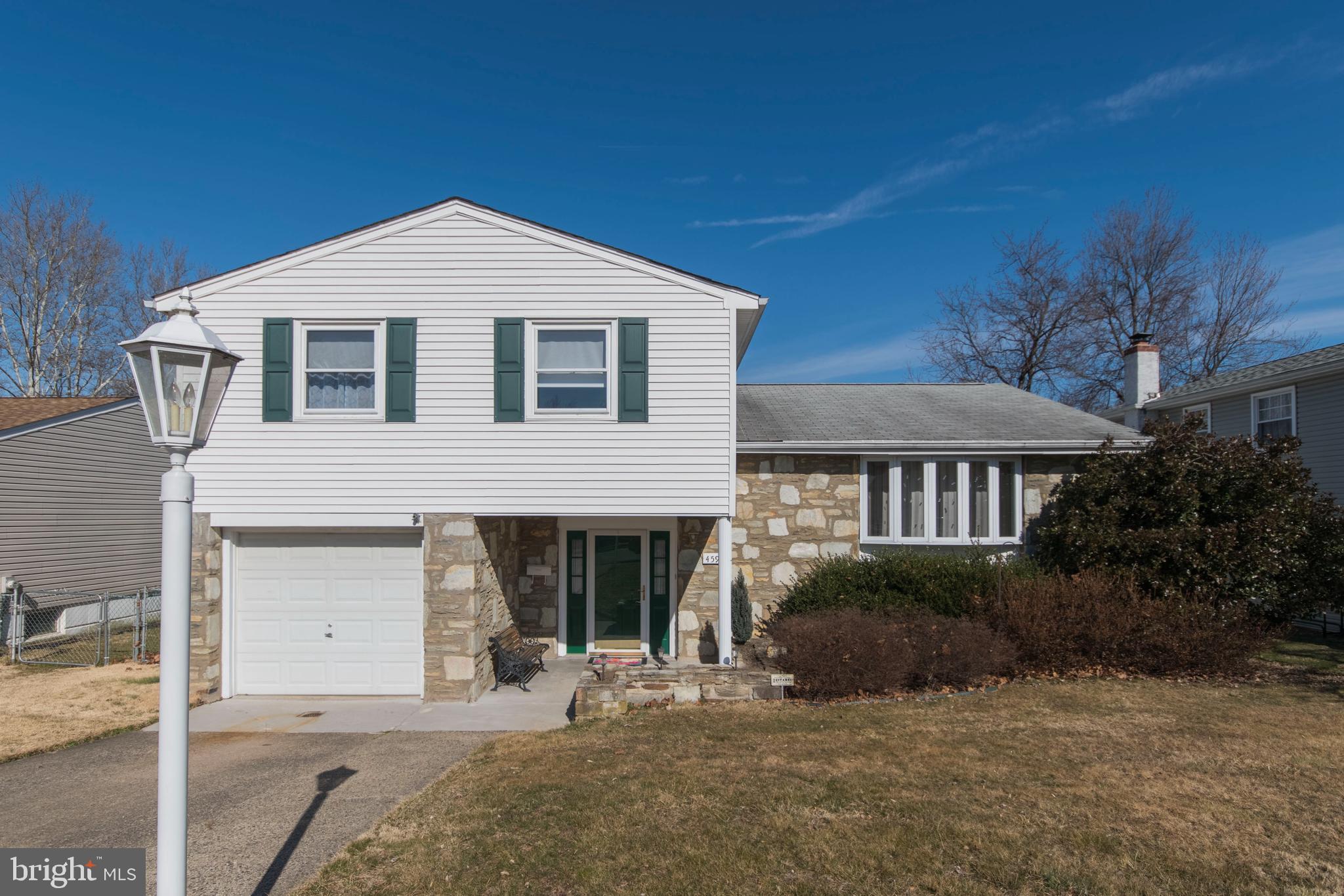 459 Pinewood Road Philadelphia, PA 19116 - Photo 3 of 26 Gallery Image 3