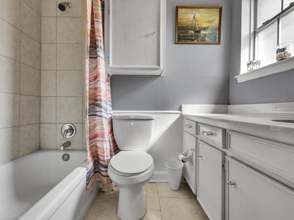 634 Bright Penny Lane Houston, TX 77015 - Photo 20 of 24 a bathroom with a toilet a sink and bathtub