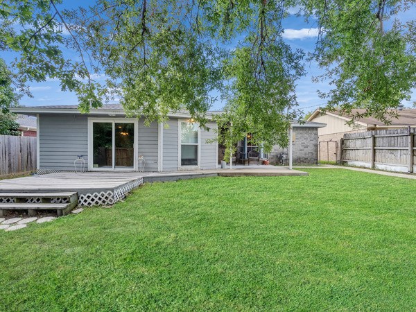 634 Bright Penny Lane Houston, TX 77015 - Photo 4 of 24 a house view with a garden space