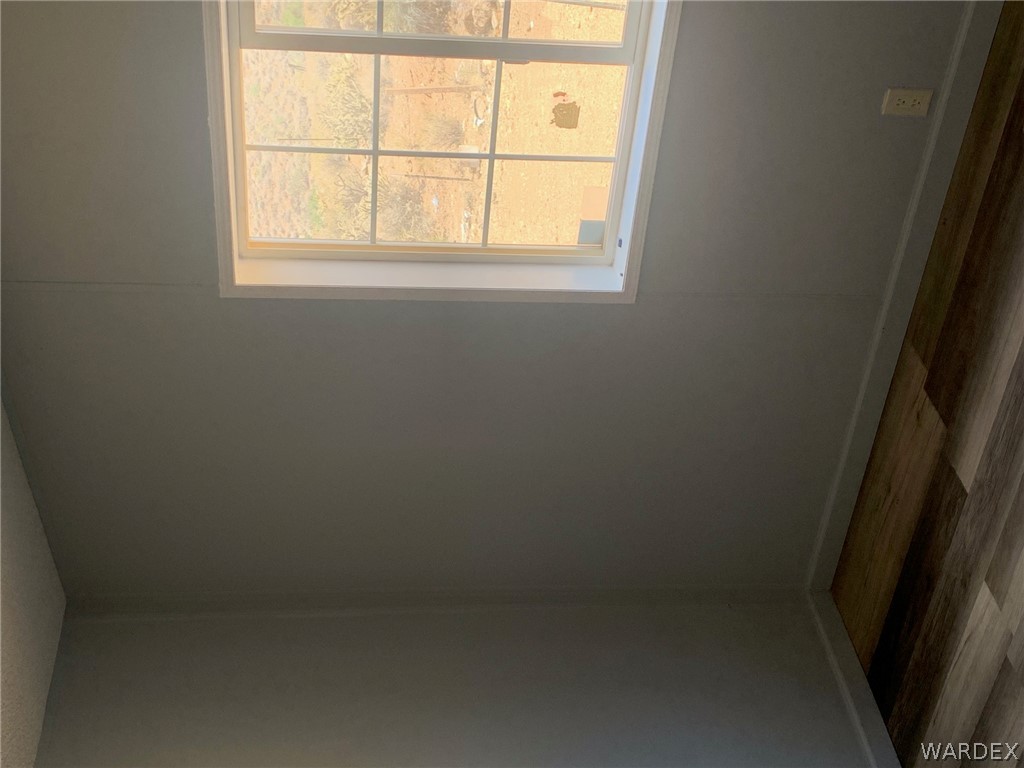 4745 Smoketree Road Golden Valley, AZ 86413 - Photo 20 of 33 an empty room with a window