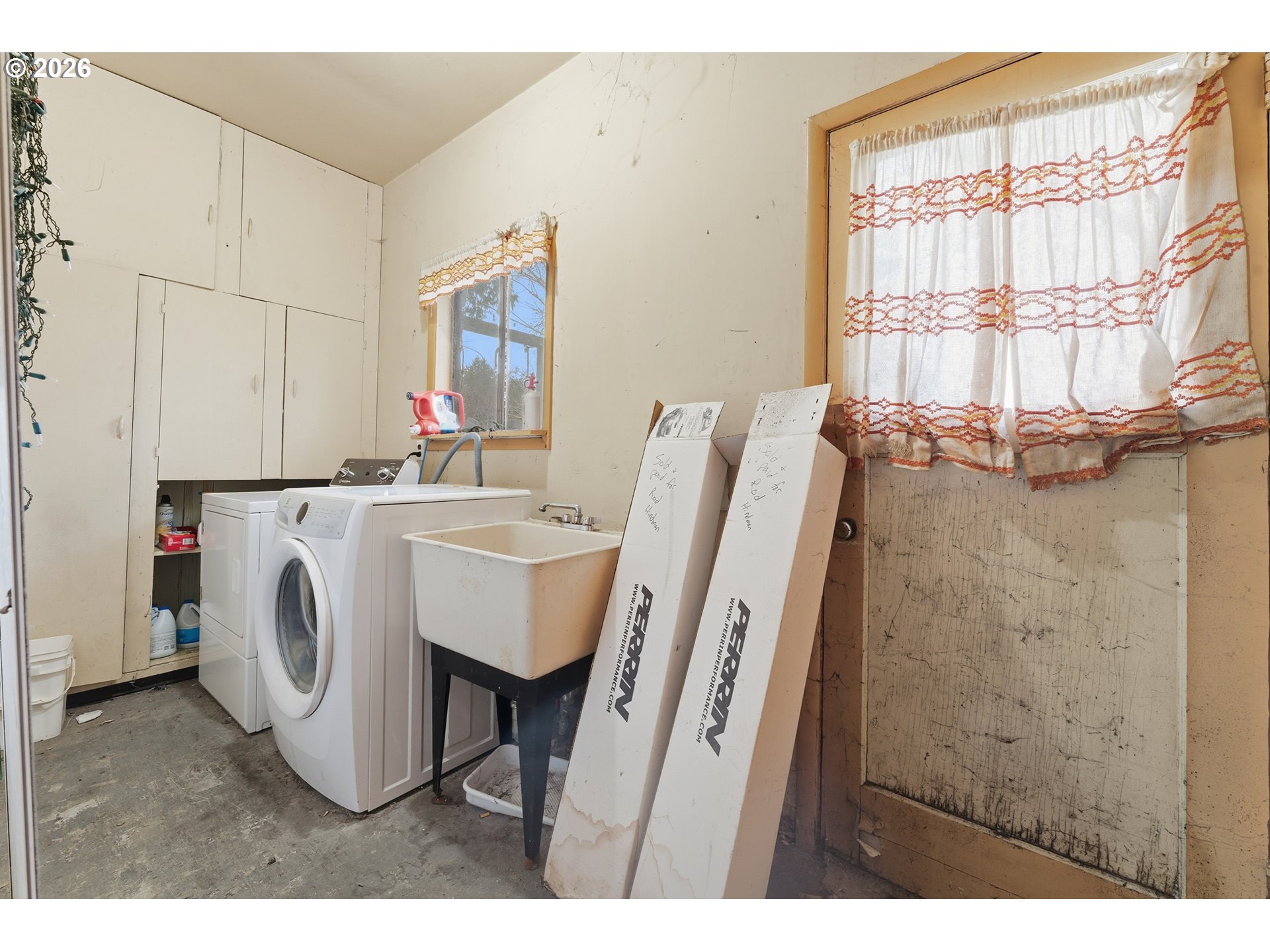 64 Northwest Florence Avenue Gresham, OR 97030 - Photo 25 of 29 a bathroom with a sink toilet and a mirror