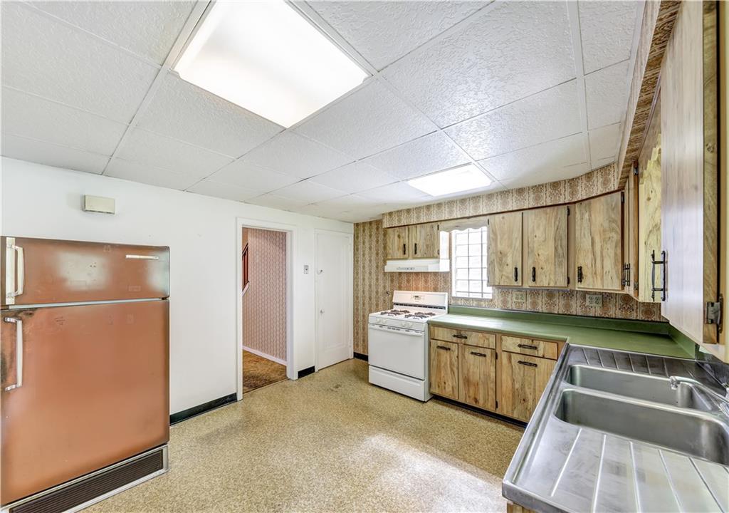 923 Liberty Street McKees Rocks, PA 15136 - Photo 9 of 25