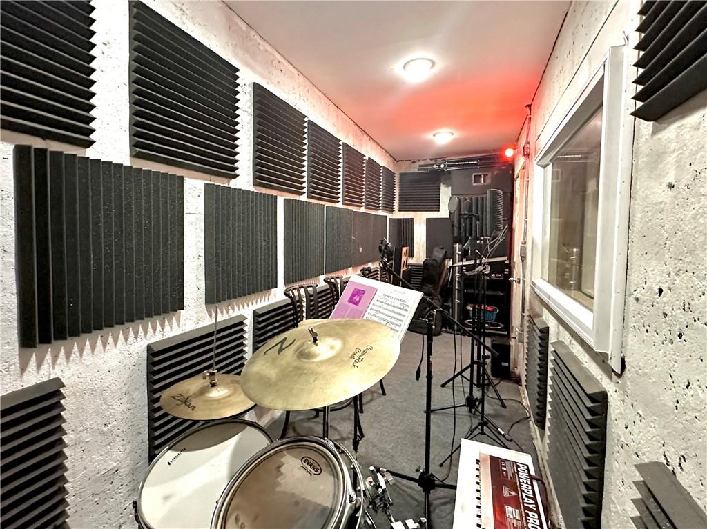 3232 Brookview Road Marietta, GA 30067 - Photo 68 of 86 a backyard of a house with table and chairs