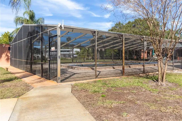 a view of a backyard