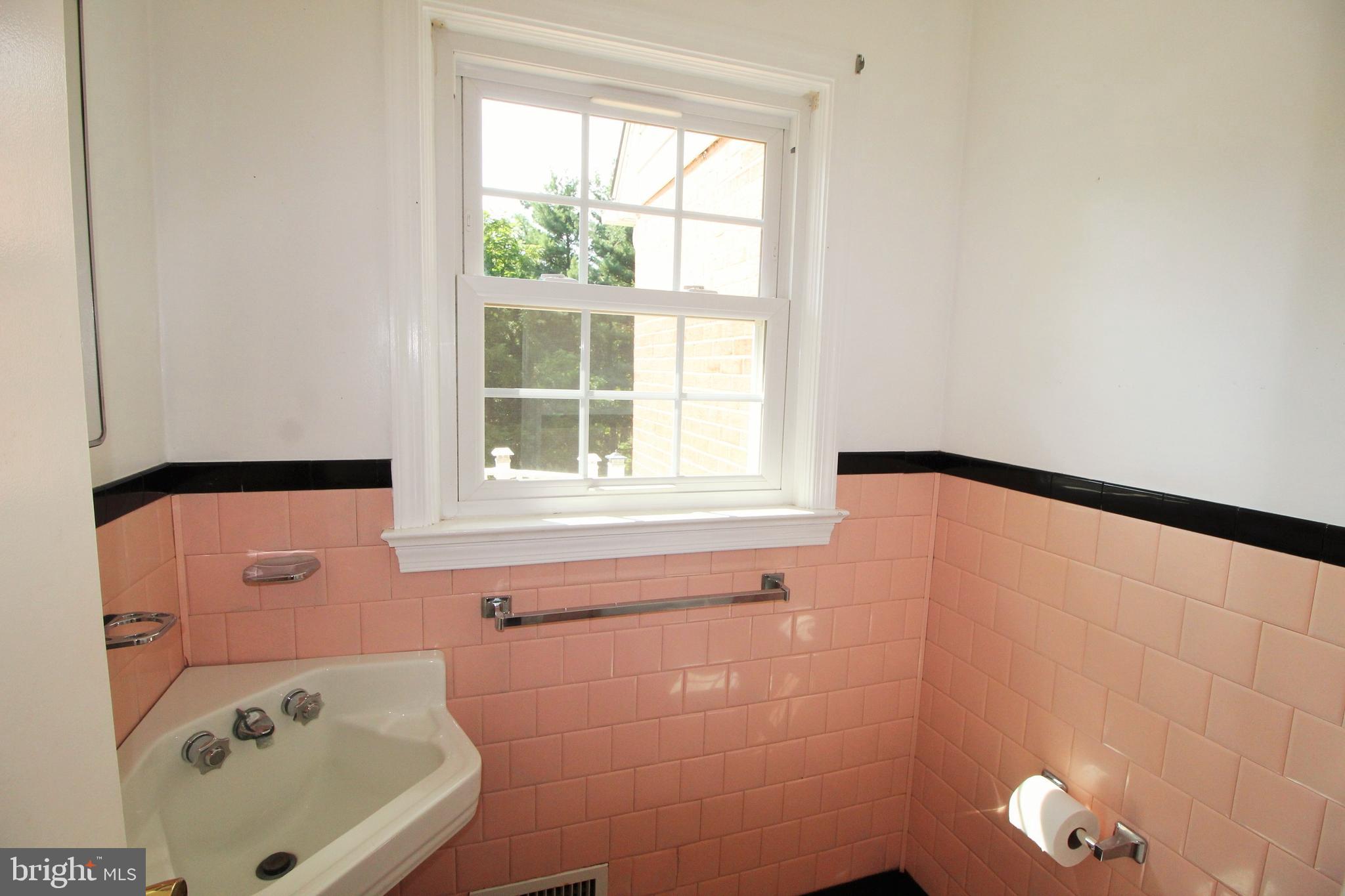 7404 Round Hill Road Frederick, MD 21702 - Photo 30 of 50 Main level 1/2 bath