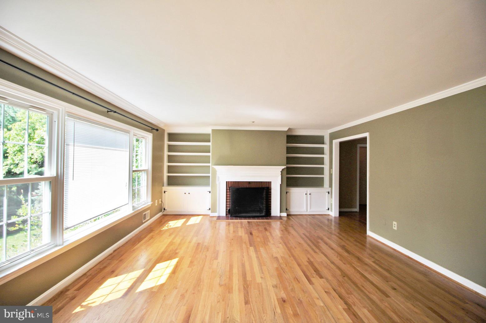 7404 Round Hill Road Frederick, MD 21702 - Photo 10 of 50 Large bright living room
