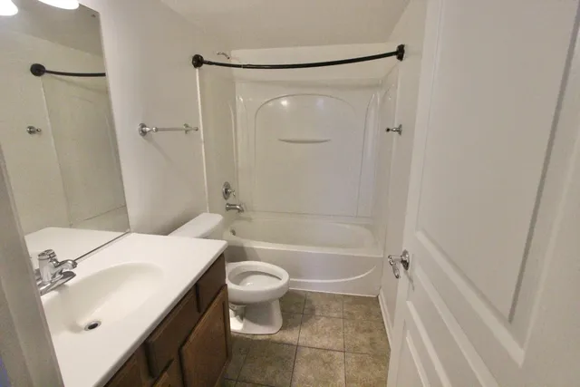 $295,000 | 2711 Neubauer Circle, Lindenhurst, IL 60046