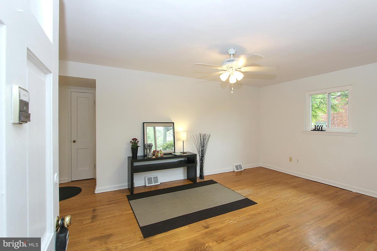 2614 Weisman Road Silver Spring, MD 20902 - Photo 5 of 30 Living Room