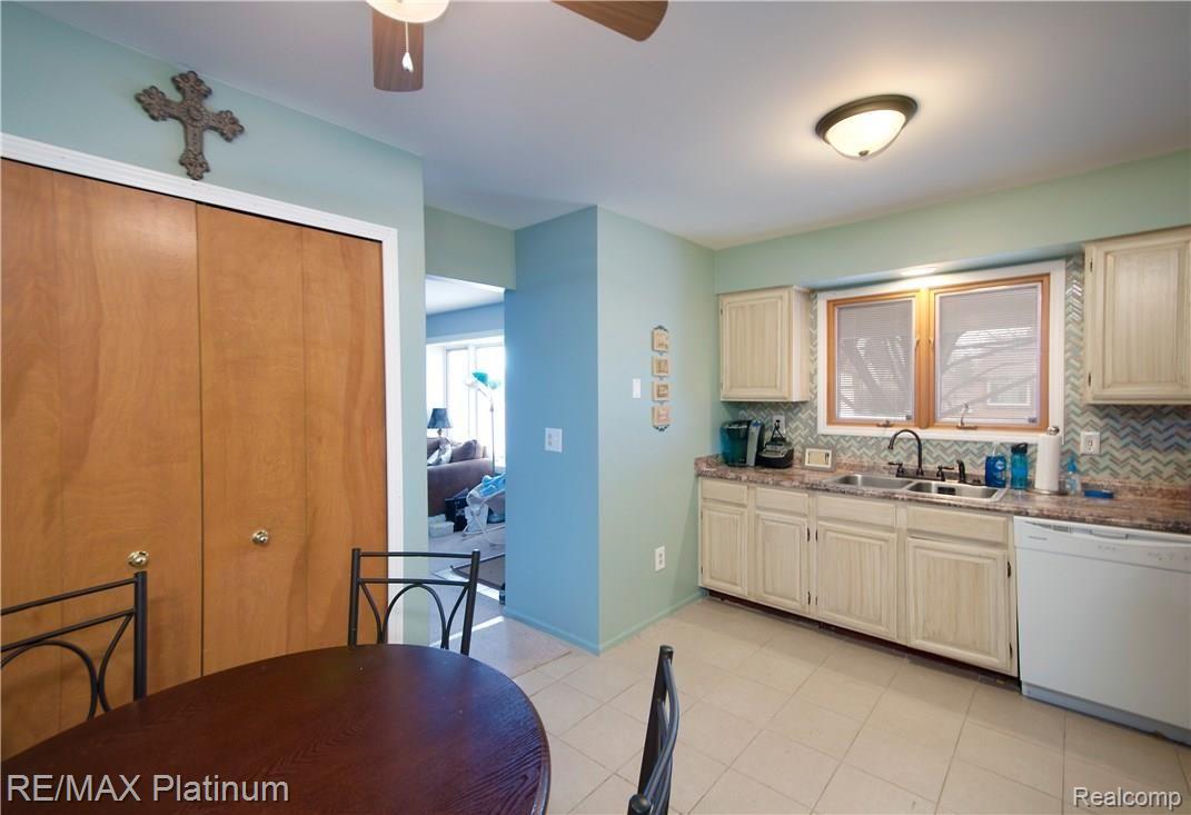 1667 Dancer Drive Rochester, MI 48307 - Photo 5 of 25 5.jpg