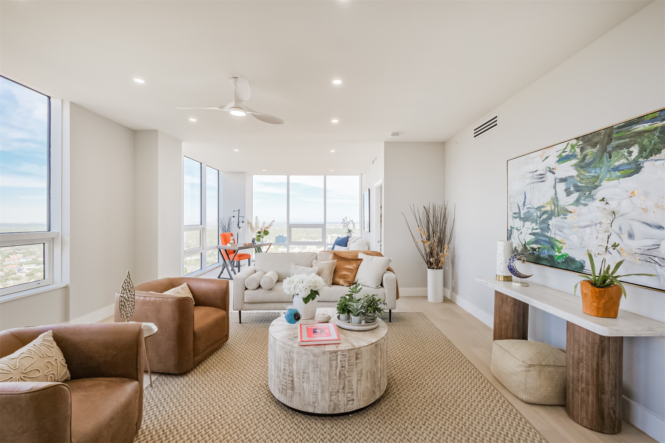 5100 San Felipe Street, Unit 363 Houston, TX 77056 - Photo 18 of 28 a living room with furniture and a large window