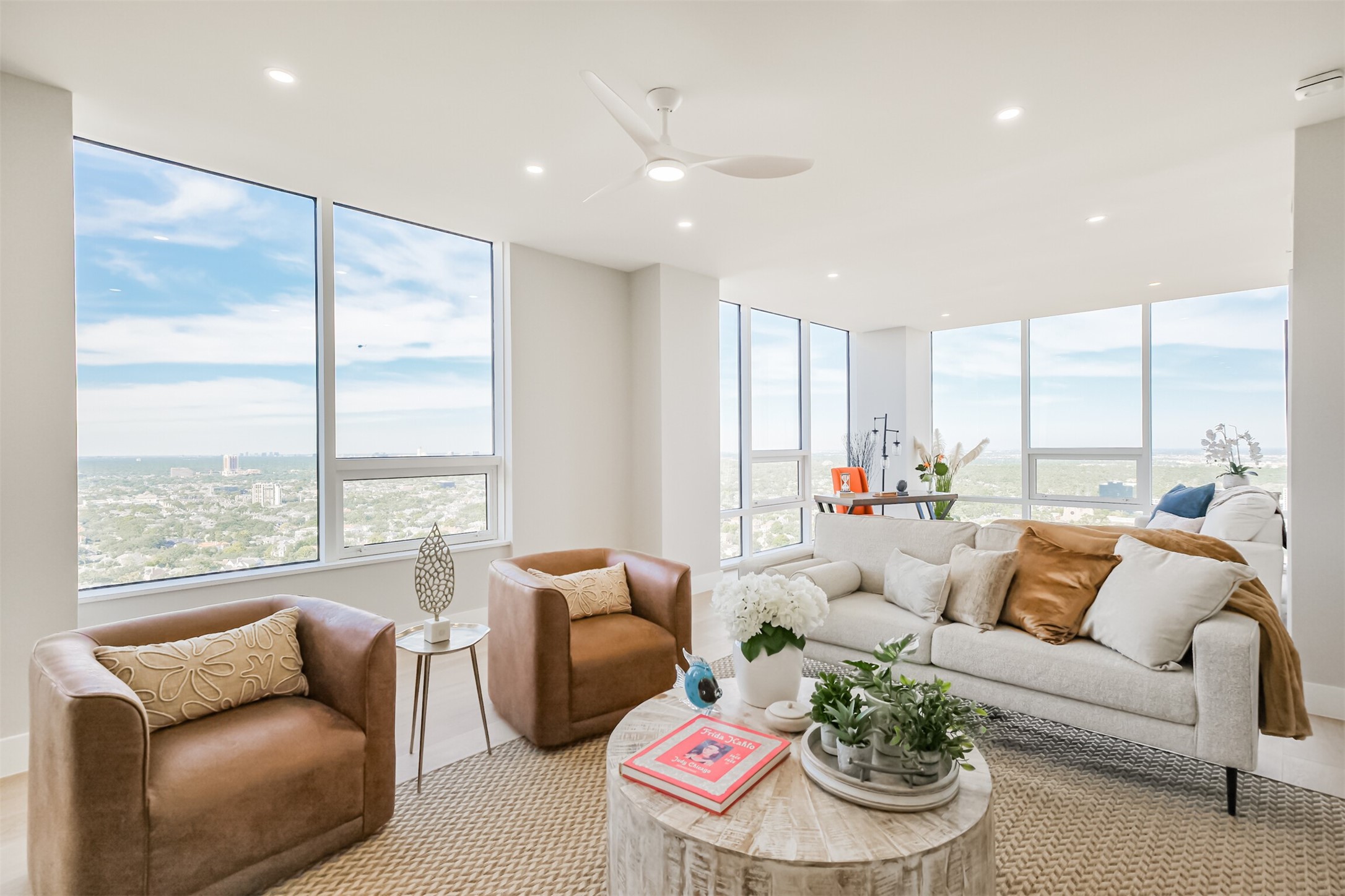 5100 San Felipe Street, Unit 363 Houston, TX 77056 - Photo 19 of 28 a living room with furniture and a large window