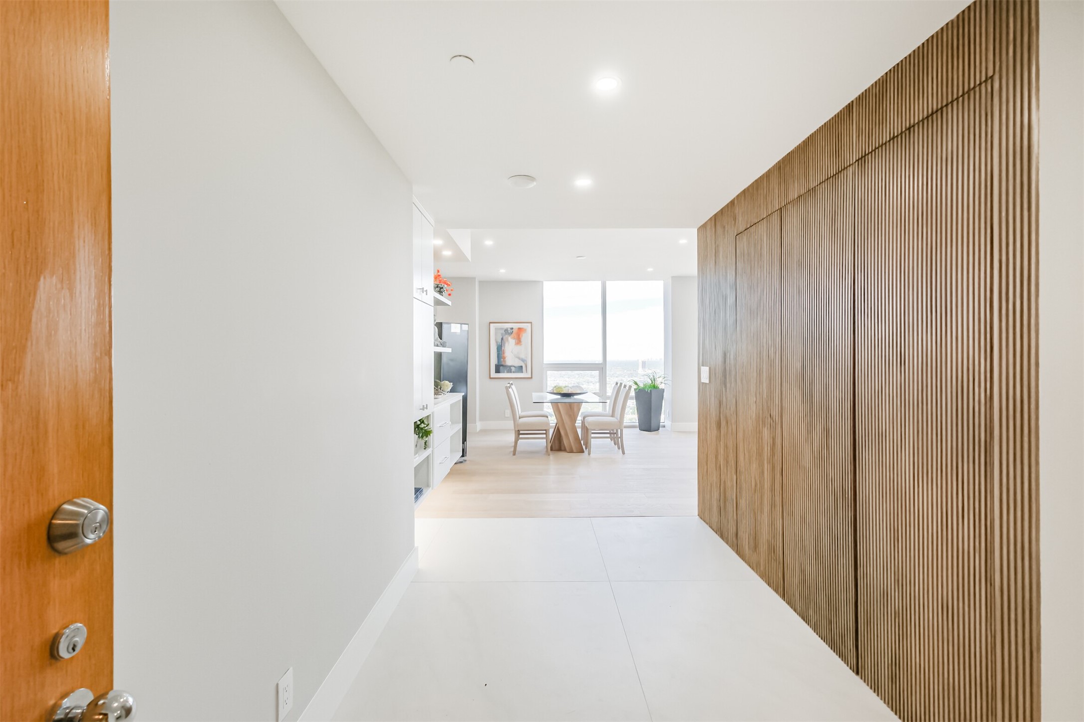 5100 San Felipe Street, Unit 363 Houston, TX 77056 - Photo 22 of 28 a view of a room with a furniture and entryway