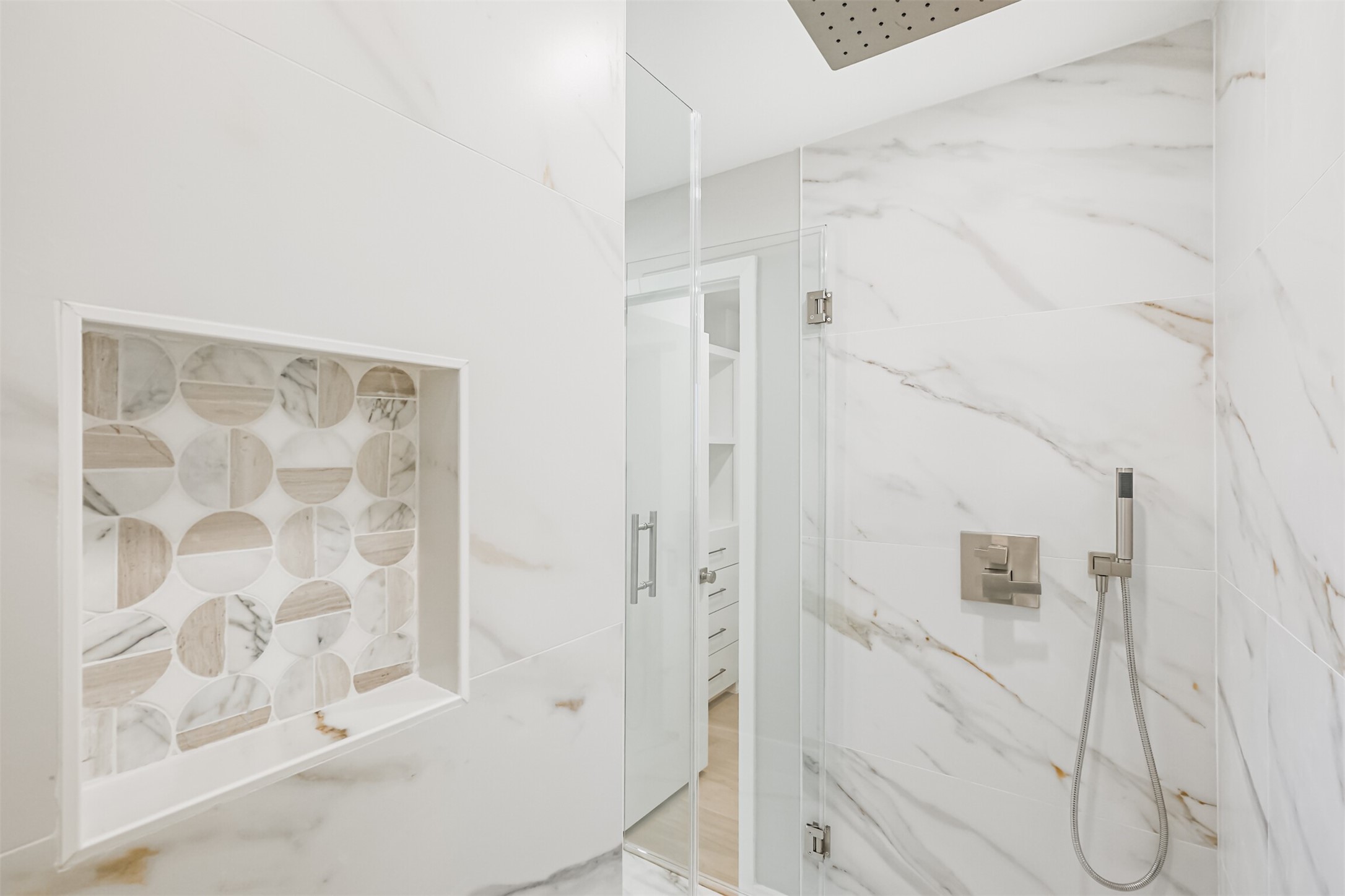 5100 San Felipe Street, Unit 363 Houston, TX 77056 - Photo 3 of 28 a bathroom with a bathtub and shower