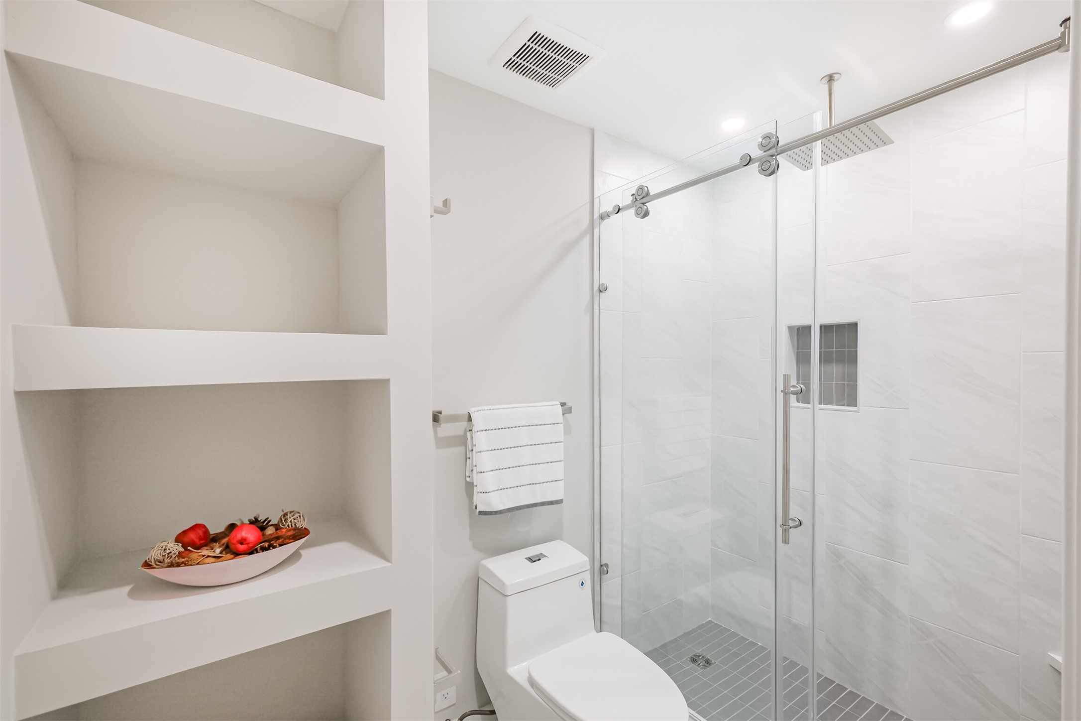 5100 San Felipe Street, Unit 363 Houston, TX 77056 - Photo 7 of 28 a bathroom with a toilet sink and shower