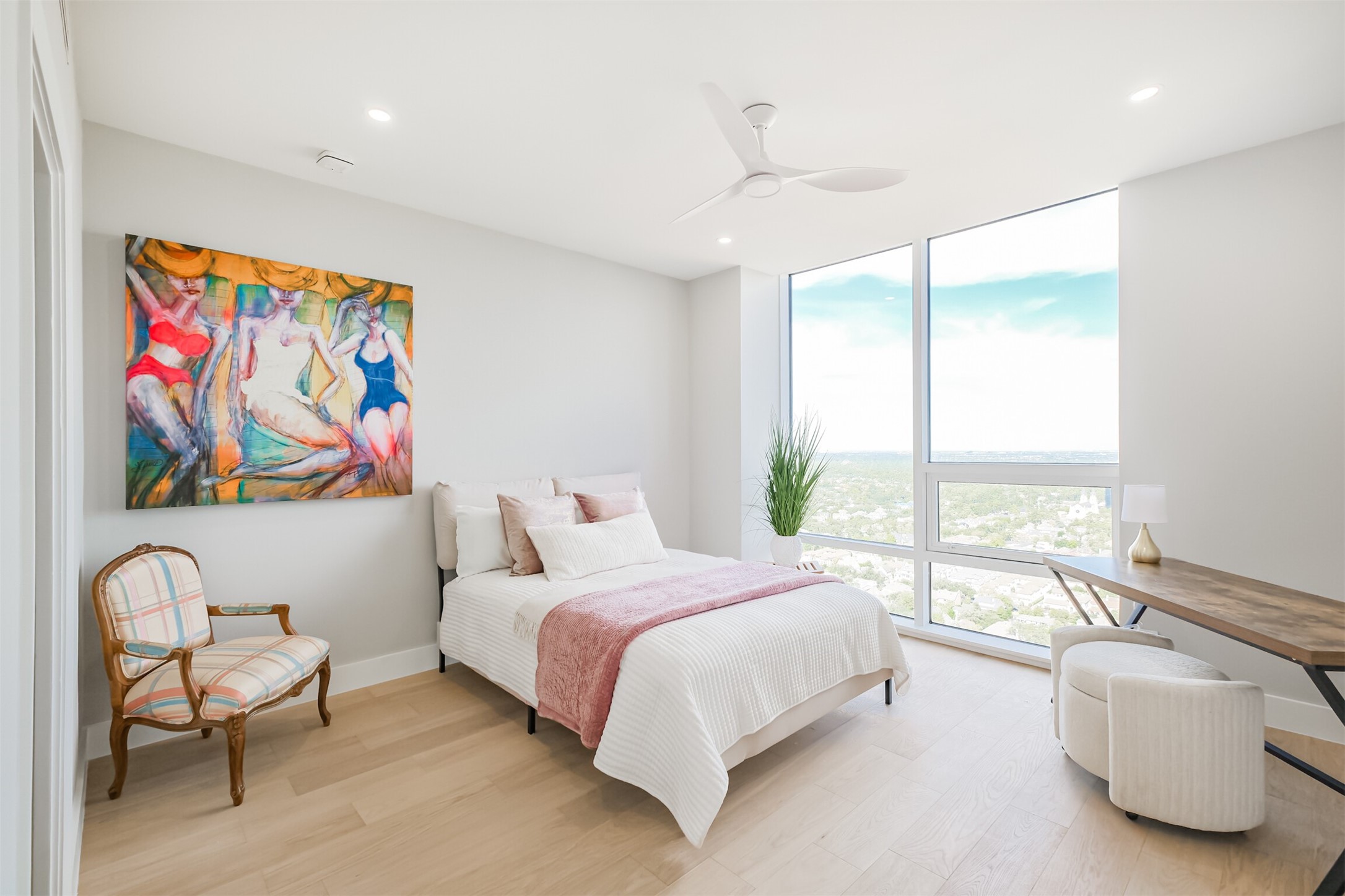 5100 San Felipe Street, Unit 363 Houston, TX 77056 - Photo 8 of 28 a bedroom with a bed and a painting on the wall