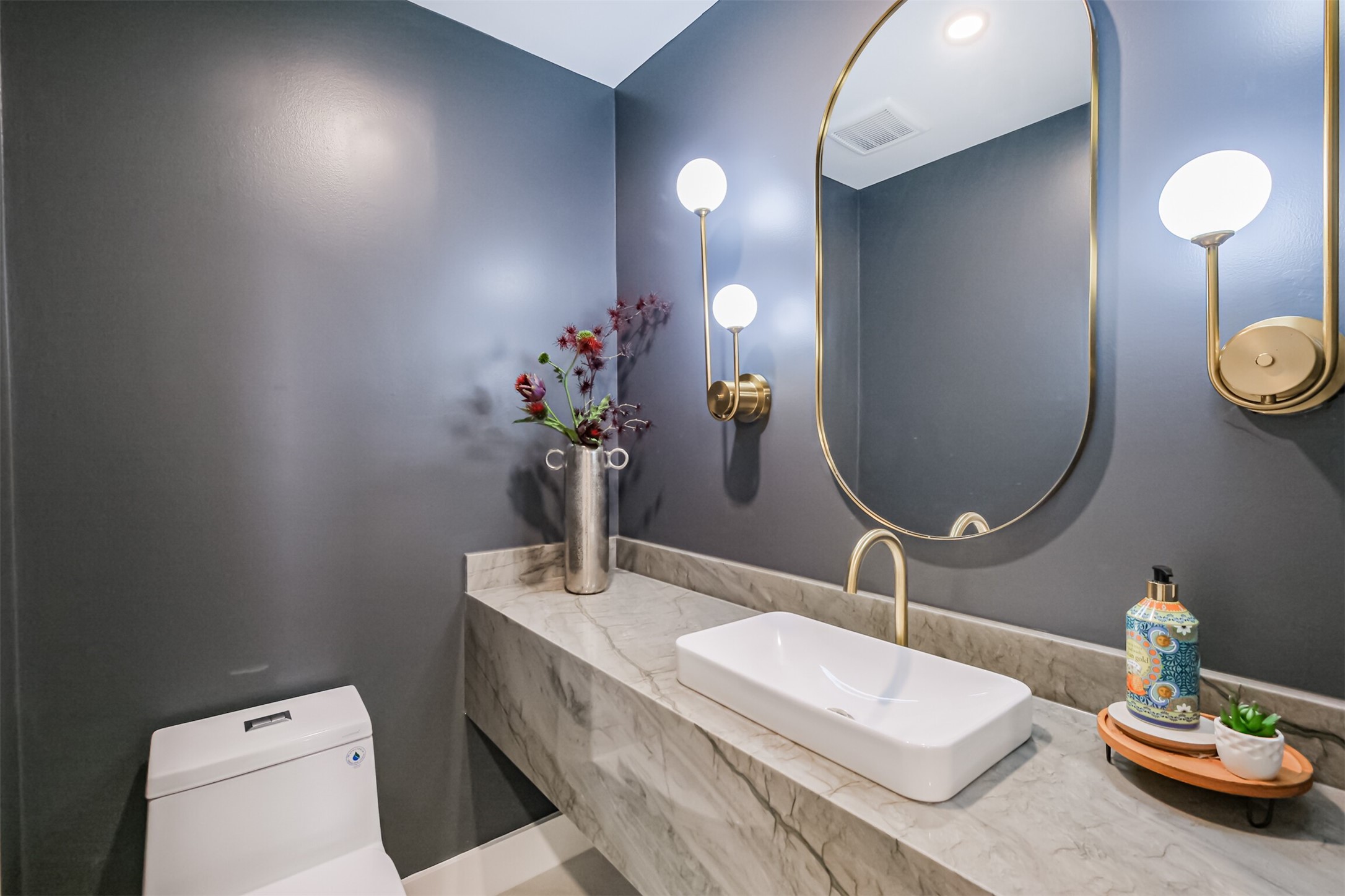 5100 San Felipe Street, Unit 363 Houston, TX 77056 - Photo 9 of 28 a bathroom with a sink and a mirror