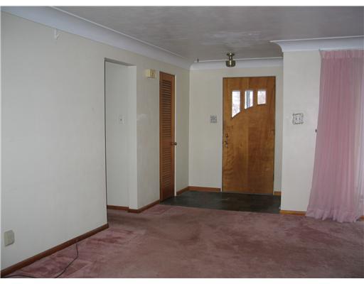 351 Simpson Howell Road Elizabeth, PA 15037 - Photo 2 of 18 Entry/Foyer.