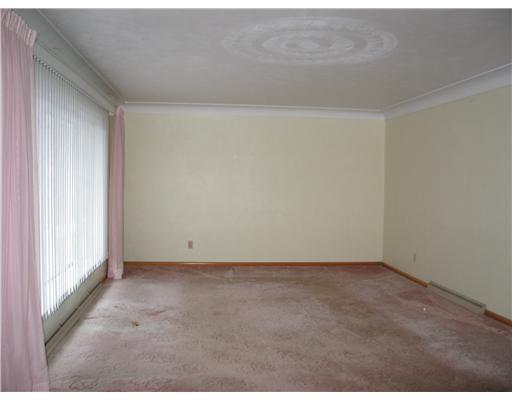 351 Simpson Howell Road Elizabeth, PA 15037 - Photo 3 of 18 Living Room.
