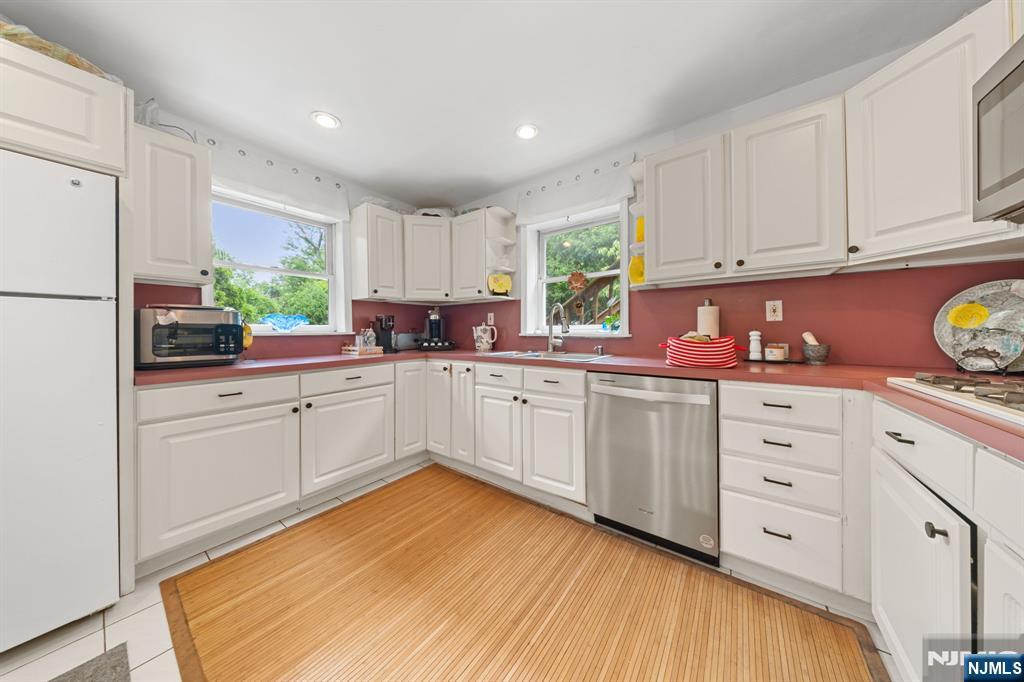 132 Spring Street Leonia, NJ 07605 - Photo 27 of 47