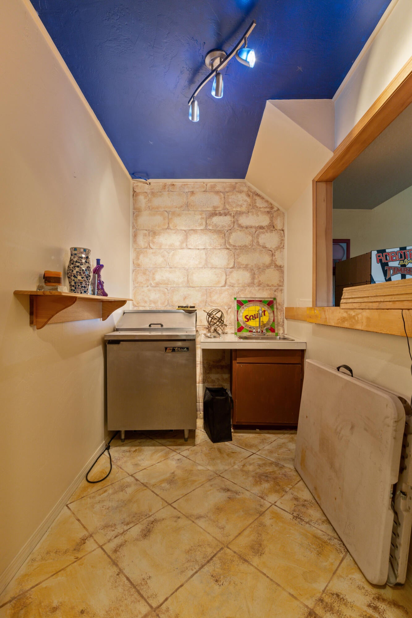 4351 Pioneer Road Medford, OR 97501 - Photo 43 of 55 Wet Bar Area with Ice Maker