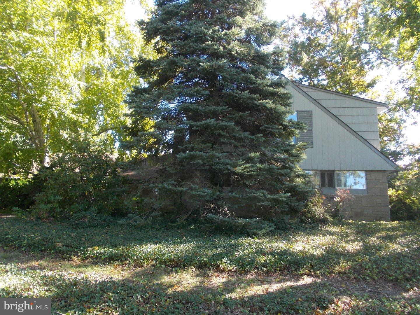 8 Foxglove Road Levittown, PA 19056 - Photo 2 of 25 Exterior Front
