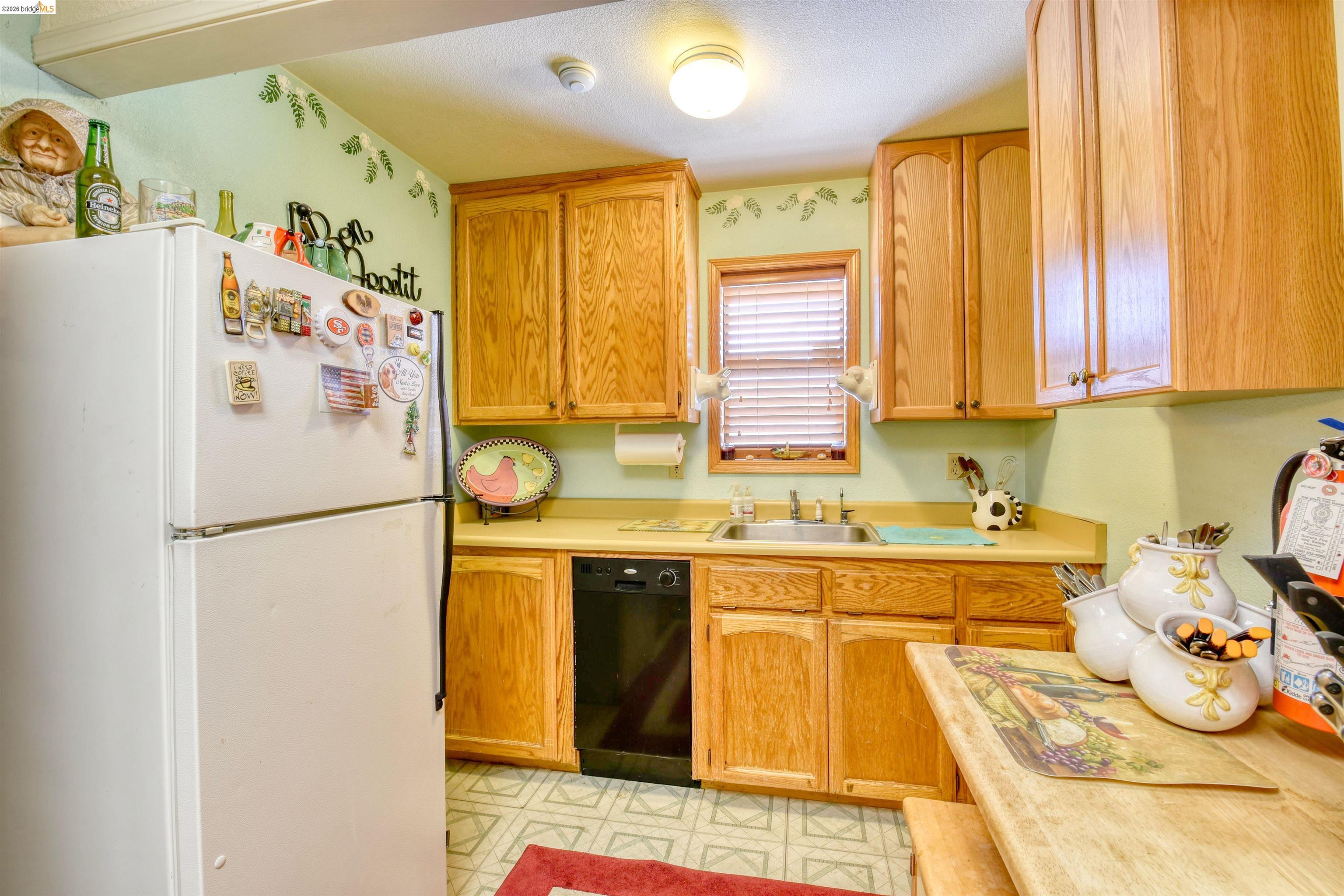 20950 Ferretti Road Groveland, CA 95321 - Photo 20 of 27 a white refrigerator freezer sitting inside of a kitchen