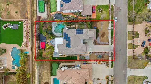 a view of a fountain in front of house