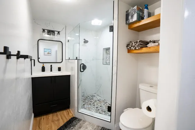 a view of entryway and livingroom